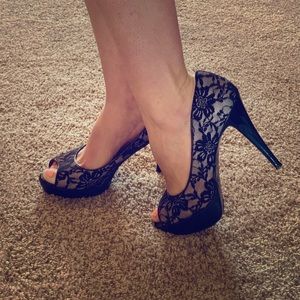 LIKE NEW Guess Sz 8 Lace Peeptoe Heels